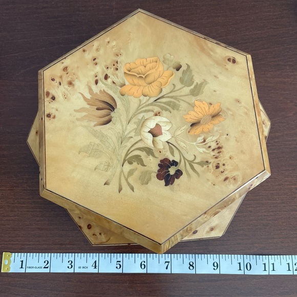 Traditional Italian Reuge Octagonal - Picture 9 of 11
